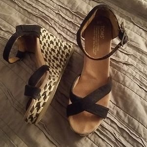 Super cute Tom's wedge sandles